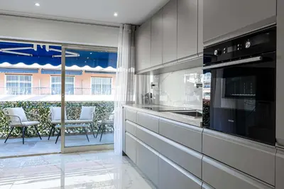 Cuisine ou kitchenette dans l'établissement Gorgeous apartment - Near Beach - 2BR-6p
