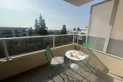 Balcon ou terrasse dans l'établissement Beautiful studio in a residence with swimming pool