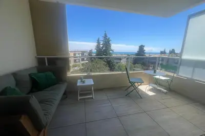 Balcon ou terrasse dans l'établissement Beautiful studio in a residence with swimming pool