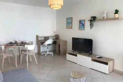 Télévision ou salle de divertissement dans l'établissement Les Clés d'Or d'Antibes