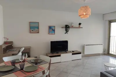 Télévision ou salle de divertissement dans l'établissement Les Clés d'Or d'Antibes