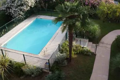 Piscine de l'établissement Charmant 2 p, piscine, terrasse, aperçu mer, proximité Cannes, Antibes, Monaco ou située à proximité