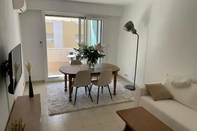 Télévision ou salle de divertissement dans l'établissement Le Niquet spacious 2-bedroom apartment in the heart of Antibes