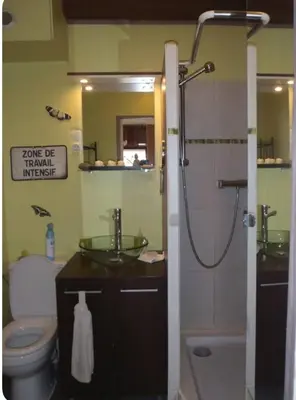 Salle de bains dans l'établissement Paraliamou