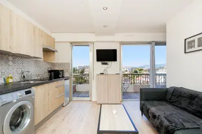 Cuisine ou kitchenette dans l'établissement SWEETY- IDEAL COUPLE Moderne 2P, vue mer, parking, clim