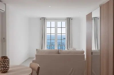 Coin salon dans l'établissement Charming studio - 2P - Sea view - Antibes
