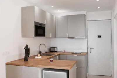 Cuisine ou kitchenette dans l'établissement Charming studio - 2P - Sea view - Antibes