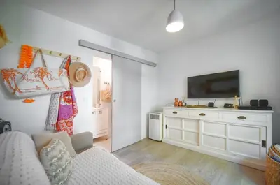 Télévision ou salle de divertissement dans l'établissement FRGK Villa Bohème Chic Private Pool UltraFast WiFi