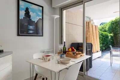 Coin salon dans l'établissement 1-Br Garden Apartment with Pool Peaceful Private Parking