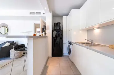 Cuisine ou kitchenette dans l'établissement 1-Br Garden Apartment with Pool Peaceful Private Parking