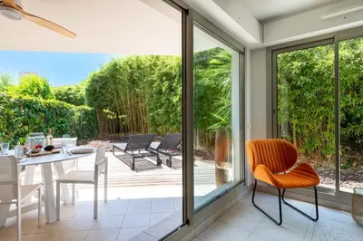 Coin salon dans l'établissement 1-Br Garden Apartment with Pool Peaceful Private Parking