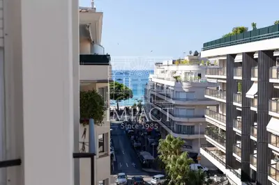 Vue générale sur la mer ou vue sur la mer prise depuis l'appartement
