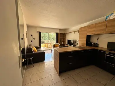 Cuisine ou kitchenette dans l'établissement Charmant 2pcs - parking - piscine