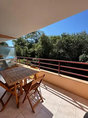 Balcon ou terrasse dans l'établissement Charmant 2pcs - parking - piscine