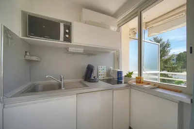 Cuisine ou kitchenette dans l'établissement Tine -Croisette-150M Plage- VCA
