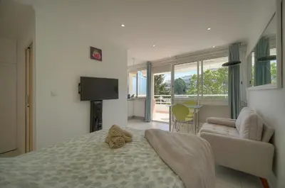 Télévision ou salle de divertissement dans l'établissement Tine -Croisette-150M Plage- VCA
