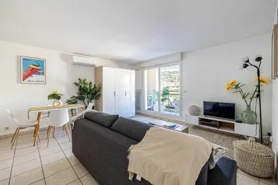Télévision ou salle de divertissement dans l'établissement Bright One bedroom Apt with Parking and Terrace