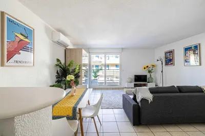 Coin salon dans l'établissement Bright One bedroom Apt with Parking and Terrace