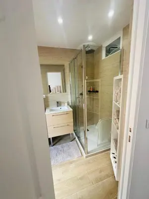Salle de bains dans l'établissement F3 plein centre Juan les pins