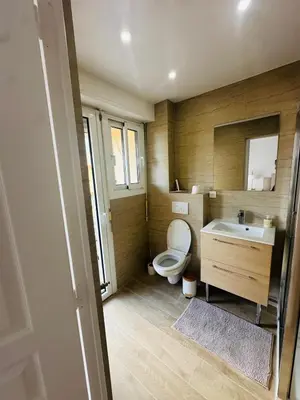 Salle de bains dans l'établissement F3 plein centre Juan les pins