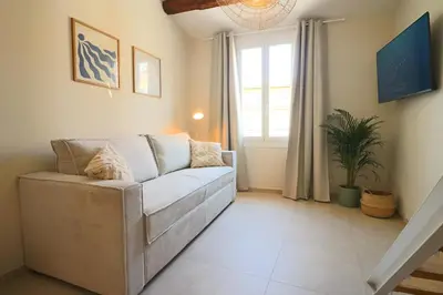 Coin salon dans l'établissement New! Beach Escape in Old Antibes
