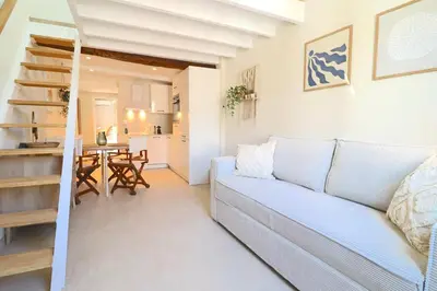 Coin salon dans l'établissement New! Beach Escape in Old Antibes