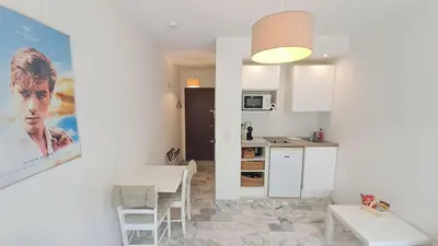 Cuisine ou kitchenette dans l'établissement Beau studio centre Cannes Maréchal Juin