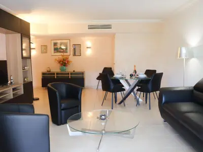 Coin salon dans l'établissement Apartment Cristal Croisette-5 by Interhome