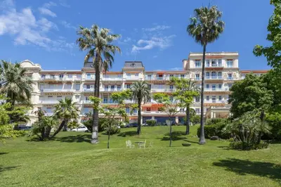 Jardin de l'établissement LB Vacation Rentals I Luxurious 1BR with parking & terrace