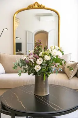 Coin salon dans l'établissement LB Vacation Rentals I Luxurious 1BR with parking & terrace