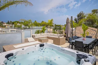 Piscine de l'établissement Appartement jacuzzi ou située à proximité