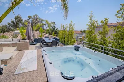 Piscine de l'établissement Appartement jacuzzi ou située à proximité