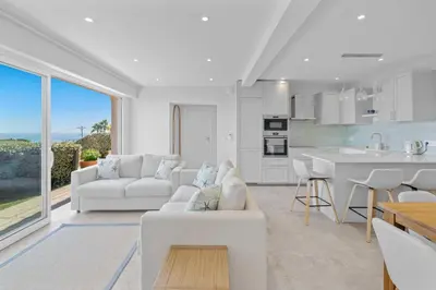 Cuisine ou kitchenette dans l'établissement REF 2183 - Cannes - Sea view villa for rent