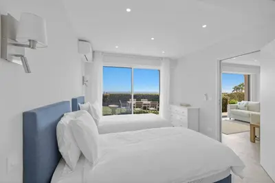 Un ou plusieurs lits dans un hébergement de l'établissement REF 2183 - Cannes - Sea view villa for rent