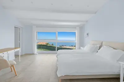 Un ou plusieurs lits dans un hébergement de l'établissement REF 2183 - Cannes - Sea view villa for rent