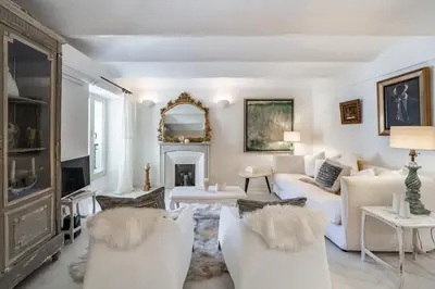 Coin salon dans l'établissement Charme et confort à Cannes près de la Croisette
