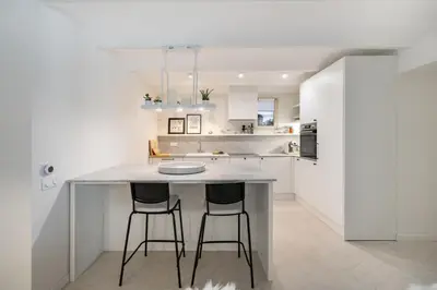 Cuisine ou kitchenette dans l'établissement Charme et confort à Cannes près de la Croisette