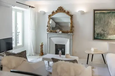 Coin salon dans l'établissement Charme et confort à Cannes près de la Croisette