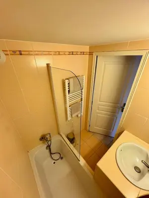 Salle de bains dans l'établissement 2 pièces Bord de mer - Parking-Clim-Piscine