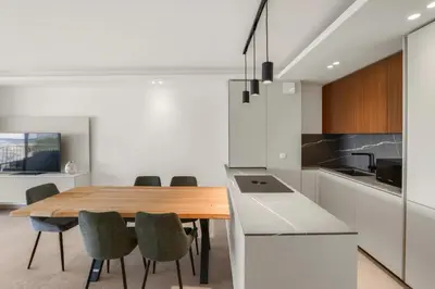 Cuisine ou kitchenette dans l'établissement REF 2006 - Cannes Croisette - Luxurious apartment with sea view for rent