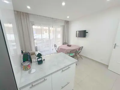 Télévision ou salle de divertissement dans l'établissement Spacieux Plages Gare Juan Les Pins