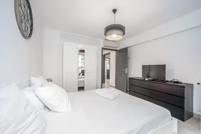 Un ou plusieurs lits dans un hébergement de l'établissement One-bedroom apartment in Juan-les-Pins