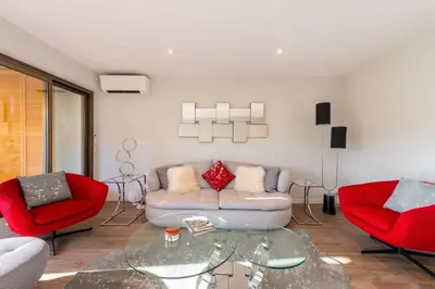 Coin salon dans l'établissement Beautiful 2-Br Apartment Sea View Beaches Within Walking Distance