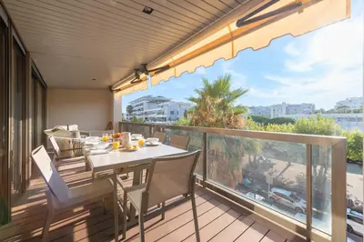 Balcon ou terrasse dans l'établissement Beautiful 2-Br Apartment Sea View Beaches Within Walking Distance