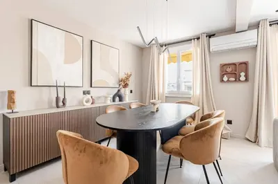 Coin salon dans l'établissement LX169 Design lumineux a deux pas de la Croisette