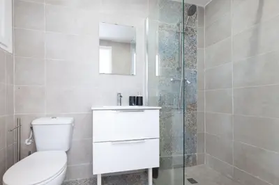 Salle de bains dans l'établissement Azurenting - Villa 5 chambres - Juan-les-pins