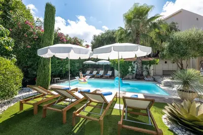 Piscine de l'établissement Azurenting - Villa 5 chambres - Juan-les-pins ou située à proximité