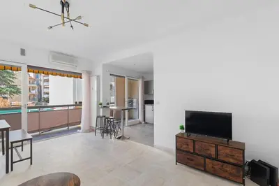 Télévision ou salle de divertissement dans l'établissement La Pinède Centre Juan Les Pins, 100m des plages