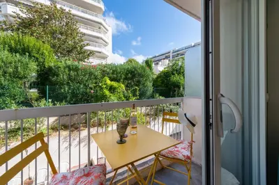 Balcon ou terrasse dans l'établissement 1-Br Apartment Quiet Setting Near City Center