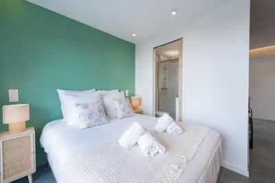 Un ou plusieurs lits dans un hébergement de l'établissement 1-Br Apartment Quiet Setting Near City Center
